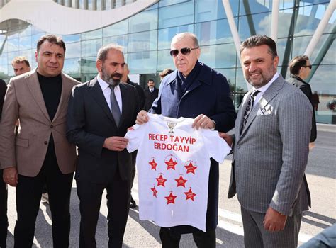 Sivasspor Cumhurbaşkanı Erdoğana özel forma hediye etti